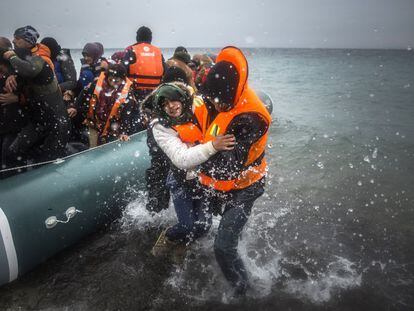 Un grupo de inmigrantes desembarca el pasado enero en las costas griegas.