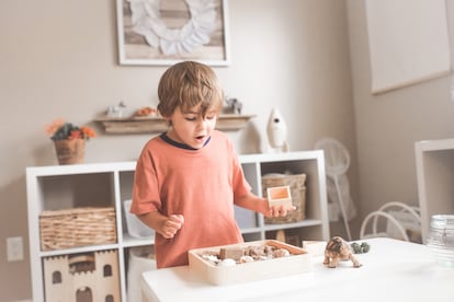 Un niño mira asombrado una caja de juegos.