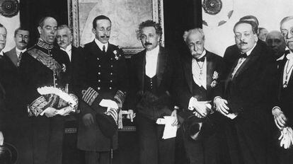 Albert Einstein, con el rey Alfonso XIII a su derecha y el físico Blas Cabrera, segundo a su izquierda, el 4 de marzo de 1923, en Madrid.