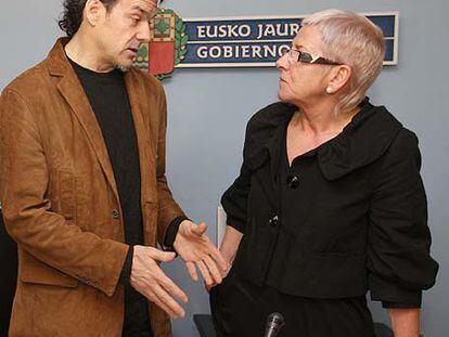 Txema Urkijo y Marixabel Lasa, al presentar ayer el acto de homenaje a las víctimas.