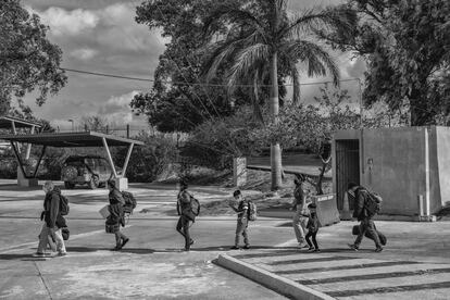 Los cruces continuaron desde las primeras horas del viernes, con un grupo de más de 30 personas, en su mayoría niños con sus padres. 