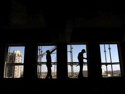 Trabajadores en un nuevo edificio de viviendas en un barrio de Jerusalén.