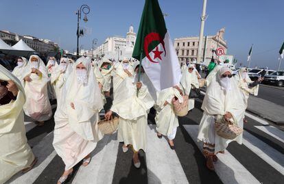 Desfile popular con motivo del 68º aniversario de la guerra de liberación de Argelia, el lunes en Argel.