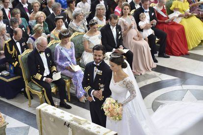 El Príncipe sueco Carl Philip y Sofia Hellqvist durante la ceremonia nupcial en la capilla del Palacio Real de Estocolmo, Suecia.