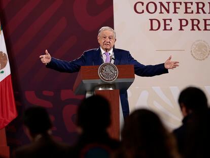 Andrés Manuel López Obrador habla durante la conferencia matutina en Palacio Nacional, el 10 de abril.