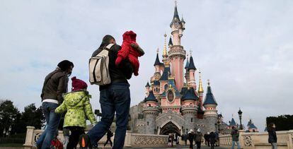 Turistas en el parque de atracciones de Disney en Par&iacute;s