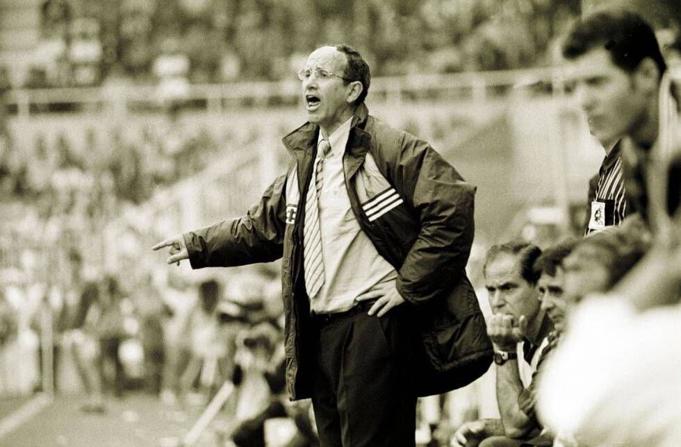 Irureta da instrucciones a los jugadores del Deportivo de La Coruña en la temporada 1999/2000, cuando se proclamó el primer español en ganar LaLiga desde 1986.