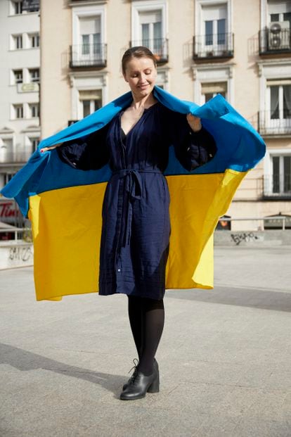 La arquitecta ucraniana Iryna Shandra se envuelve en la bandera de su país, en Madrid.