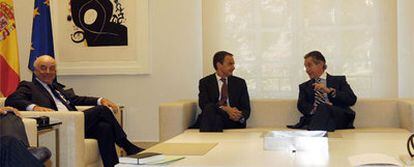 El presidente del Gobierno, José Luis Rodríguez Zapatero, entre Francisco González (BBVA), a la izquierda, y Miguel Blesa (Caja Madrid).