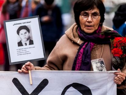 La madre de un desaparecido durante la dictadura de Augusto Pinochet, en una manifestación en Osorno para conmemorar el 45 aniversario del golpe de Estado en Chile.