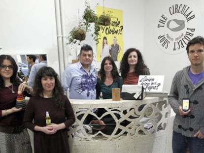 Detrás, Roberth Rojas, El Cartonista, Vicky de Eco Eko y Paloma de The Circular Project Delante, Nathalie, de Kamchatka, Bea de Eco Eko y Marc, de La Colmena Que Dice Sí, en la tienda The Circular Project.