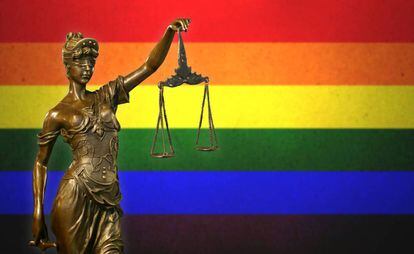 Una imagen de la diosa de la Justicia con la bandera arcoíris de fondo. Getty
 