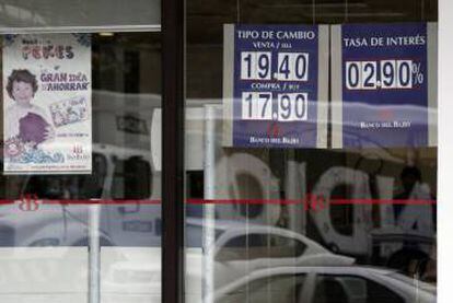 Detalle de vitrina de banco donde la cotización del dólar ha alcanzado los $19.40 pesos mexicanos.