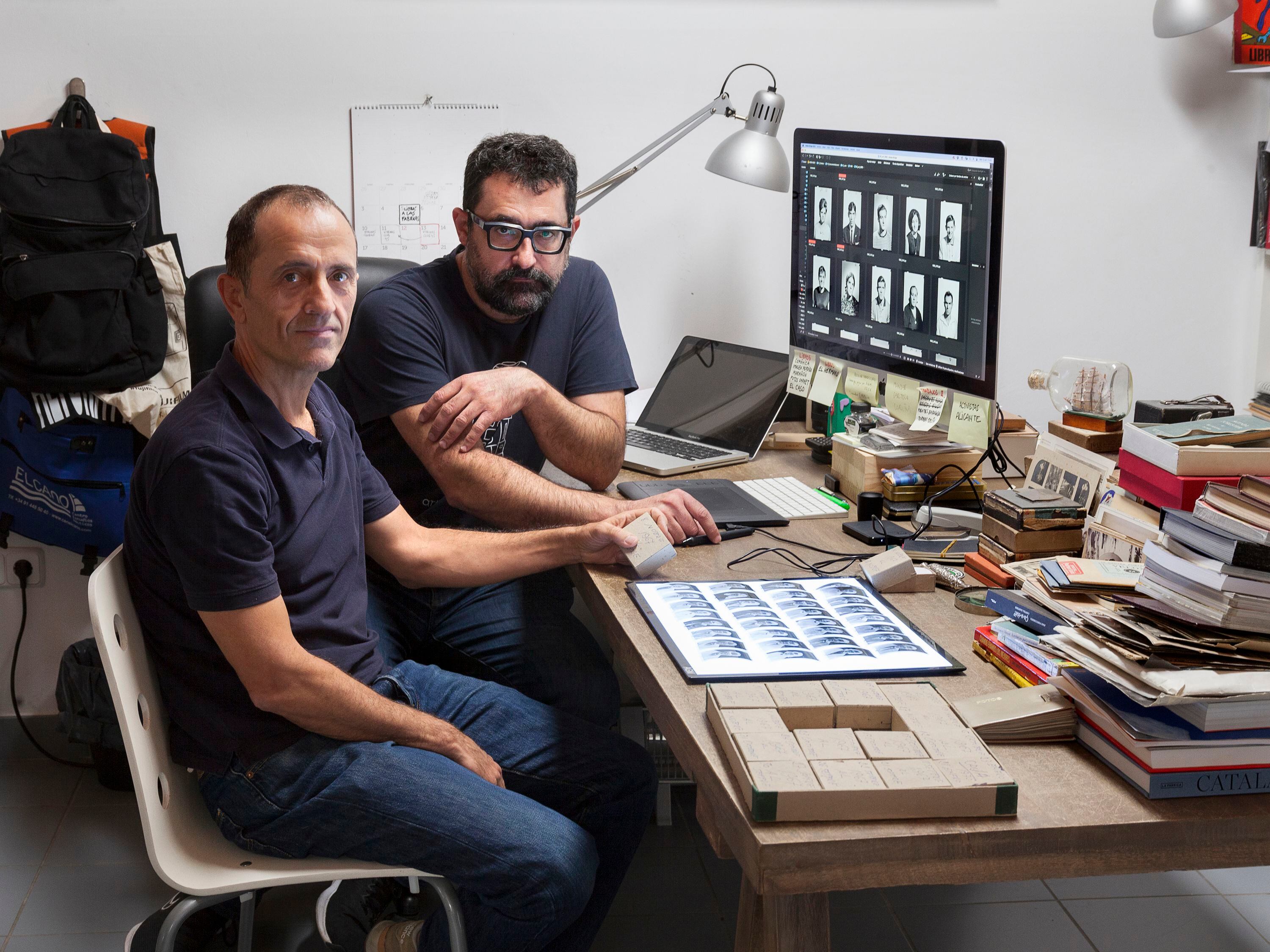Los fotógrafos Paco Gómez (con gafas) y Alberto García, en el estudio del primero.