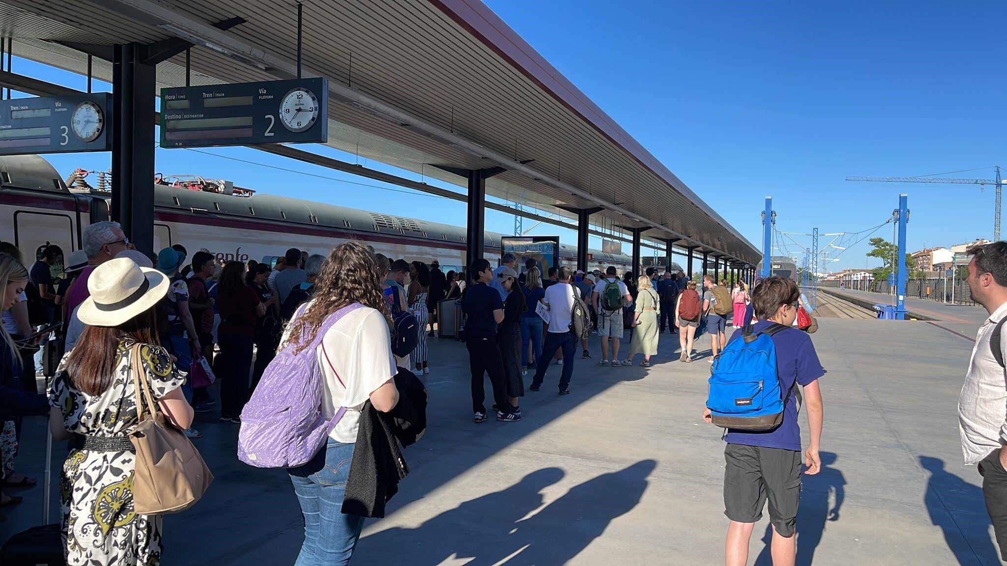 Varios pasajeros en la estación de Toledo en un día con retraso de trenes