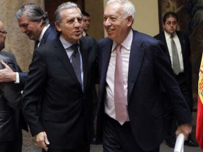 Margallo (derecha), con L&oacute;pez Garrido. Detr&aacute;s, M&eacute;ndez de Vigo. 