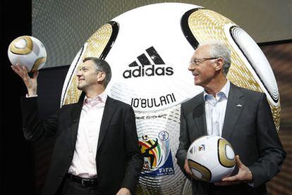 Franz Beckenbauer en la presentación del balón dorado para la final del Mundial, de la marca Adidas.