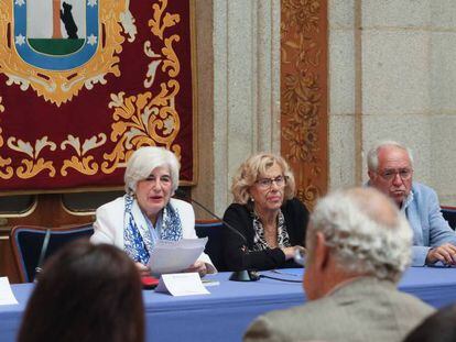 Desde la izquierda, Andrés Trapiello, Francisca Sauquillo, Manuela Carmena y José Álvarez Junco, en la reunión del pasado viernes.