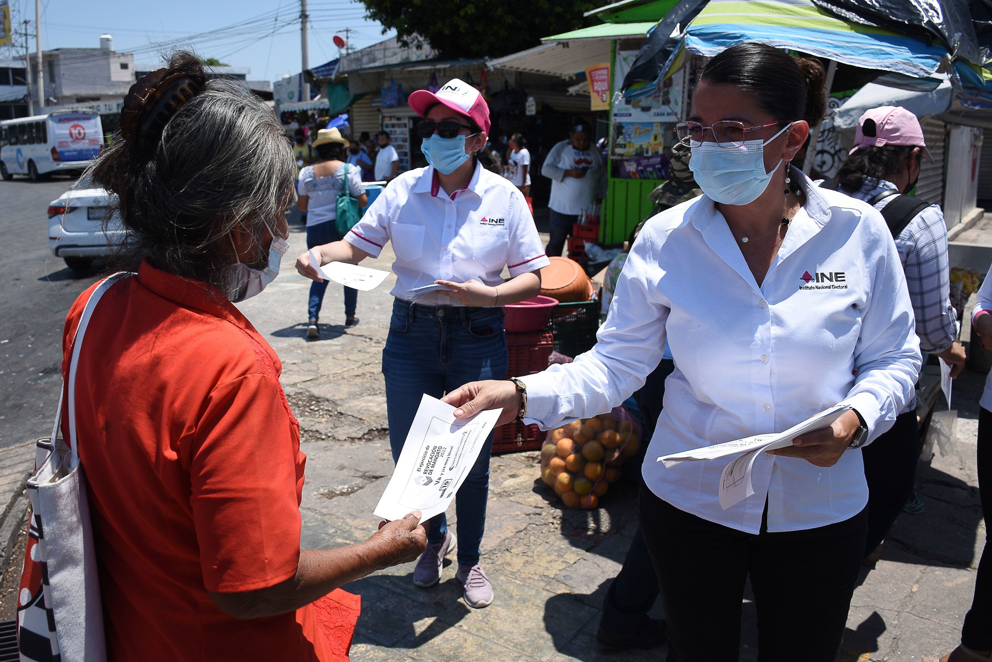 Funcionarios del INE reparten volantes sobre la consulta de revocación de mandato, el 5 de abril de 2022 en Campeche (Estado de Campeche).