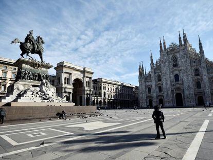 Plaza del Duomo en Milán, hoy, vacía ante las restricciones del Gobierno italiano.