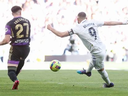 Karim Benzema remata a portería ante Fresneda, este domingo en el Bernabéu.