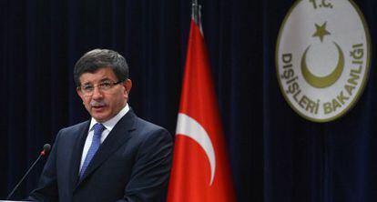 El ministro de Exteriores, Ahmet Davutoglu, anuncia las sanciones a Siria.