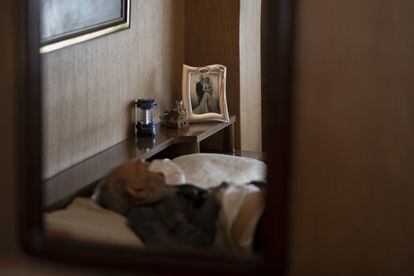 Leopoldo Román, de 85 años, permanece en la cama esperando a los sanitarios durante una visita médica a domicilio en Barcelona, el 3 de abril de 2020.