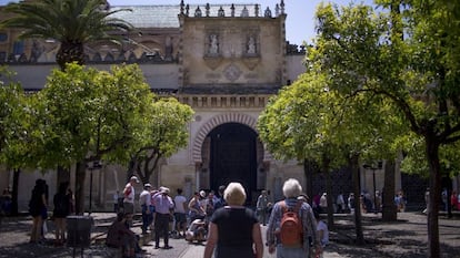 Turistas en el patio de los Naranjos de la Mezquita de Córdoba.