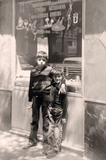 Alberto y Belarmino, frente a la fachada del Asturianos, a finales de los años setenta.