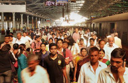 La estación de ferrocarril Chhatrapati Shivaji en Bombay en hora punta.