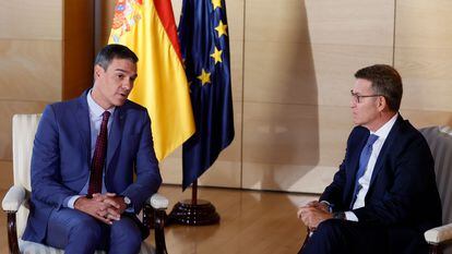 Pedro Sánchez y Alberto Núñez Feijóo, durante la reunión que han mantenido este miércoles en el Congreso.