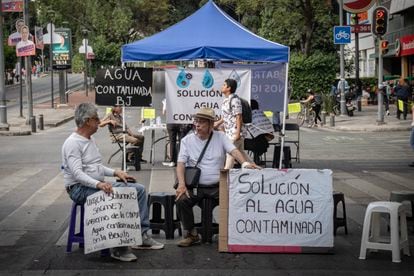 Neighbors block the intersection of Insurgentes and Xola avenues, this Thursday.