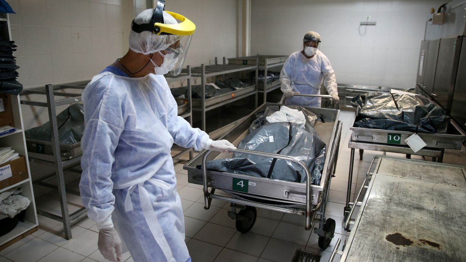 Personal sanitario traslada a una víctima de covid en el hospital Nossa Senhora da Conceicao, en Porto Alegre (Brasil).