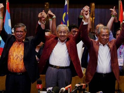 Mahathir Mohamad (centro), ganador de las elecciones, celebra la victoria con su equipo.