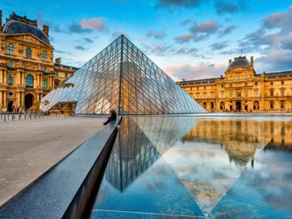 La pirámide del Louvre, en París.