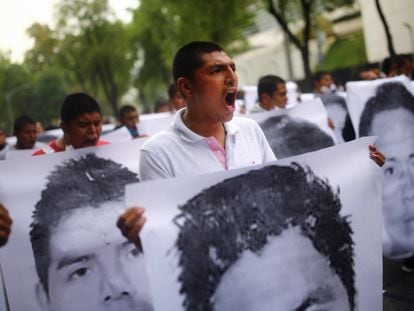 Manifestación en el sexto aniversario de la desaparición de los estudiantes normalistas de Ayotzinapa, en Ciudad de México, en octubre de 2020.