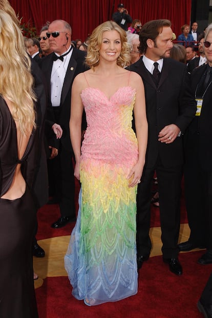 El vestido multicolor de Faith Hill en los Oscar de 2002 protagonizó muchas de las noticias del día siguiente...