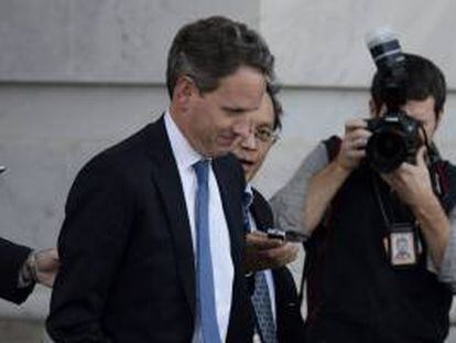 En la imagen, el secretario del Tesoro de EE.UU., Timothy Geithner (c).