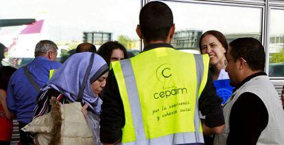 Un grupo de 31 refugiados del programa europeo de reubicaci&oacute;n llega a Madrid, el pasado 26 de septiembre.