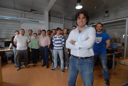 Eugenio Dom&iacute;nguez, fundador de la empresa Win Inertia, con su equipo.