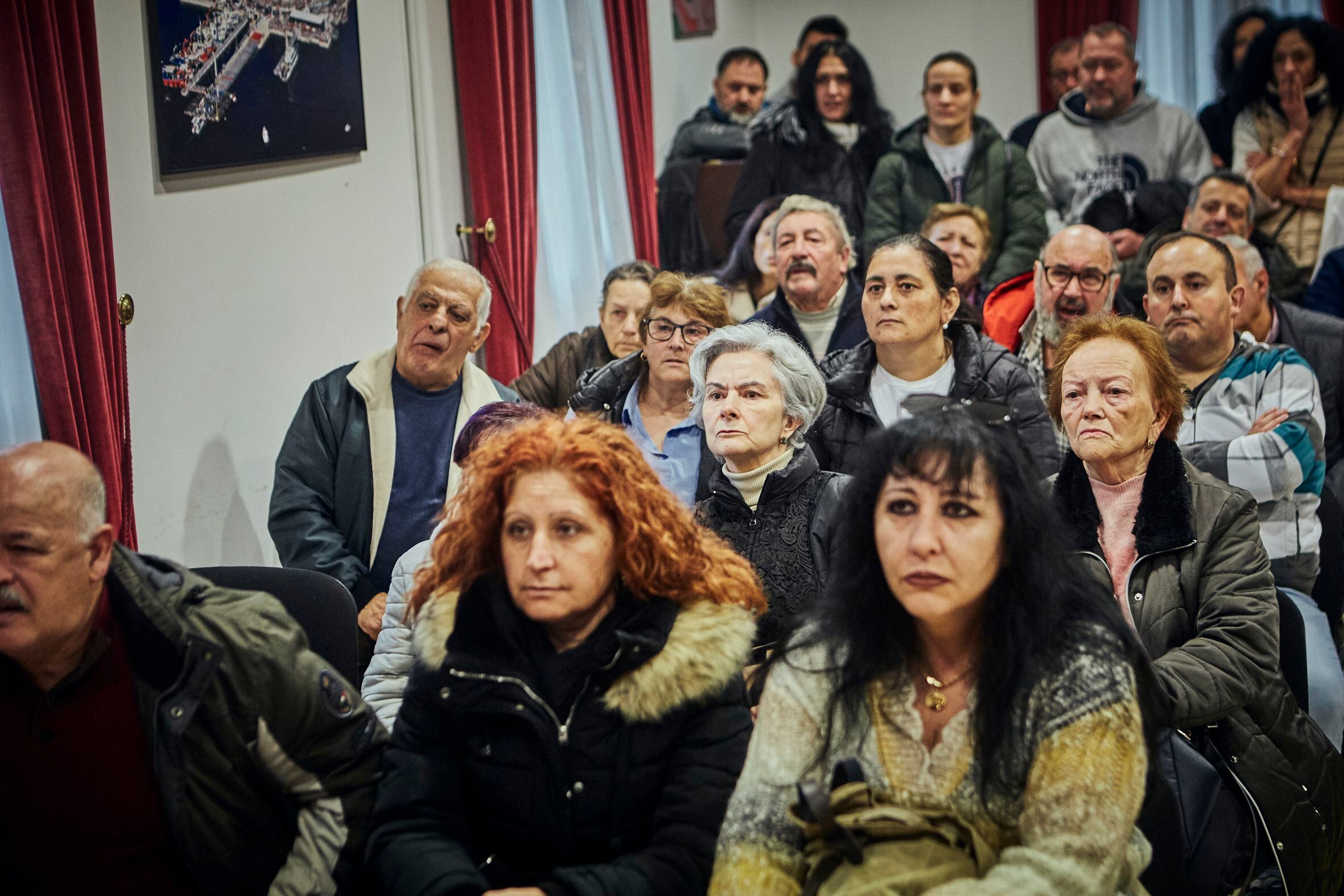 Vecinos de Vilanova de Arousa abarrotan este viernes el salón de plenos para ver las imágenes.