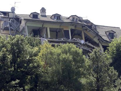 Una parte del Hotel Roma, donde siete personas han sido rescatadas con vida y decenas continúan desaparecidas.