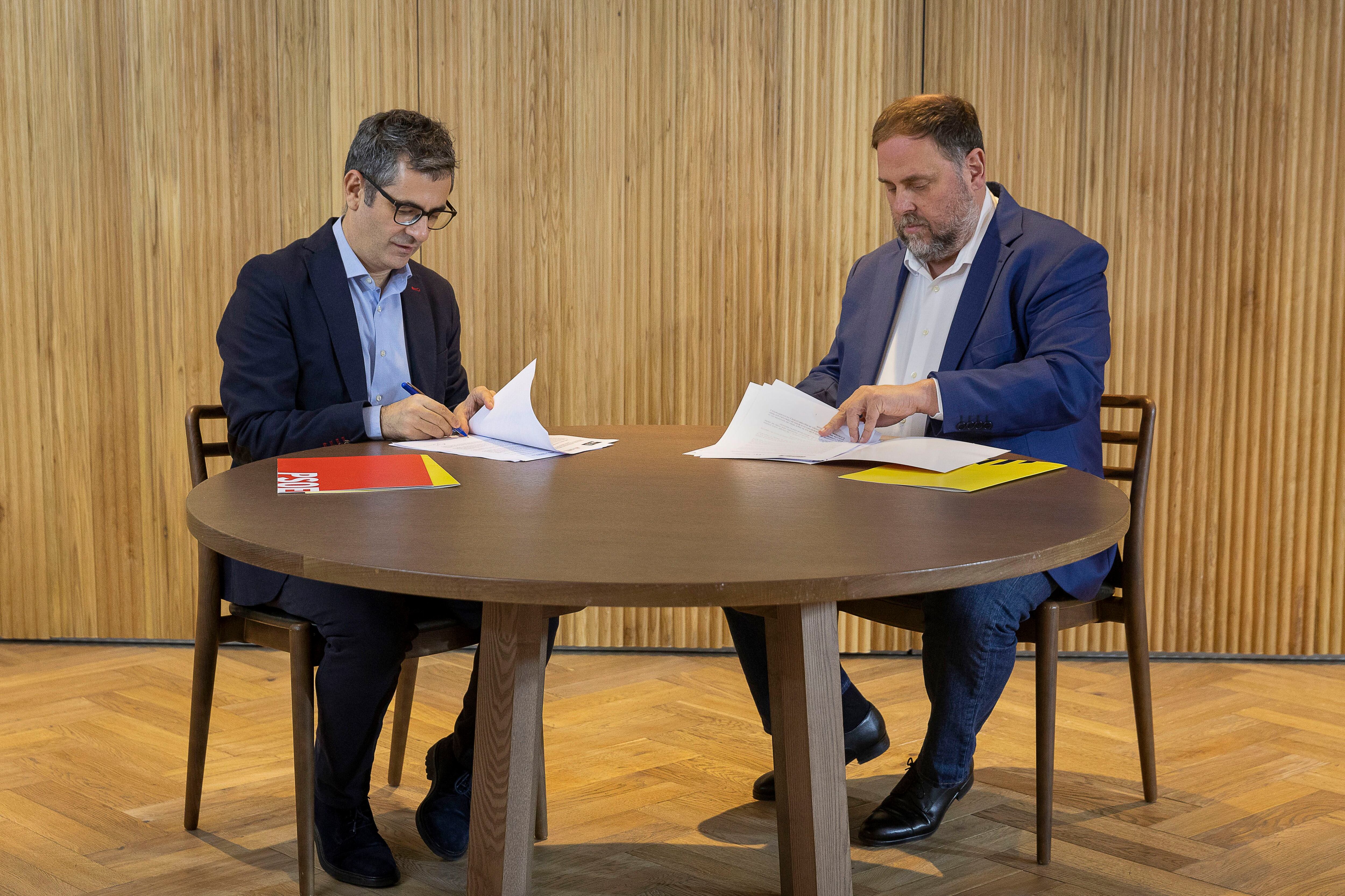 Félix Bolaños y Oriol Junqueras, durante la firma del acuerdo que garantiza el apoyo de los republicanos a la investidura de Pedro Sánchez, el jueves en Barcelona. 