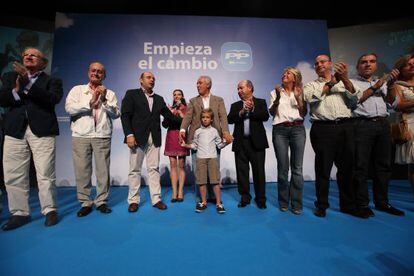 Javier Arenas, rodeado de alcaldes y presidentes de Diputación de su partido, durante el mitin celebrado en Granada.