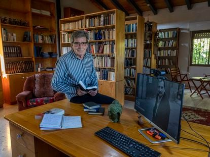 El sobrino de Rafael Chirbes, Manolo Micó, con las libretas en las que escribía su tío para después pasar los textos al ordenador, en la estancia donde trabajaba el escritor en Beniarbeig.