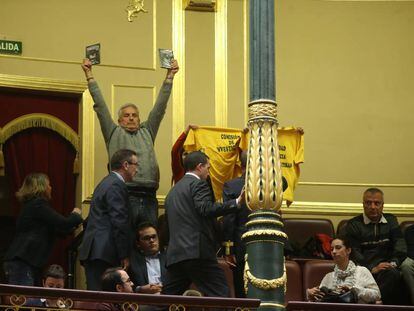 Familiares de víctimas del accidente de Angrois protestan desde la tribuna de invitados del Congreso, en abril de 2016.