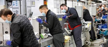 Varios operarios de SEAT trabajan en la cadena de montaje de los respiradores que SEAT está fabricando. 