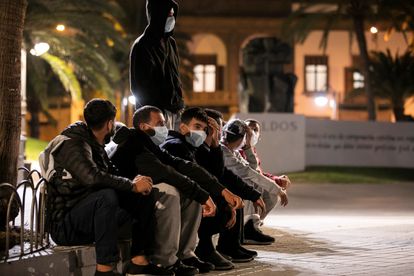 Migrantes marroquíes en la Plaza de la Feria (Las Palmas de Gran Canaria), el 17 de noviembre de 2020.