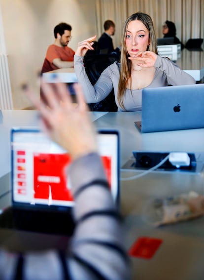 Más que CM, Marina Lupiañez (Málaga, 25 años) es una 'social creator', porque, según dice, se espera mucho más de ellos en lo creativo que solo gestionar redes. Trabaja con la cuenta de Puerto de Indias, pero aprendió cómo funciona internet después de años de consumirlo y al manejar sus propias páginas de memes. Cree que es fundamental publicar en el momento preciso para poder aprovechar las tendencias y que las publicaciones se hagan virales.