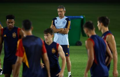 Luis Enrique, durante el entrenamiento de la selección, el miércoles en Doha.